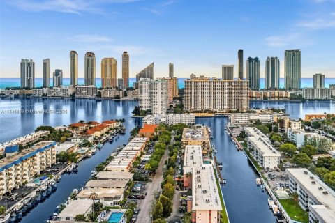 Condominio en North Miami Beach, Florida, 2 dormitorios  № 1981152