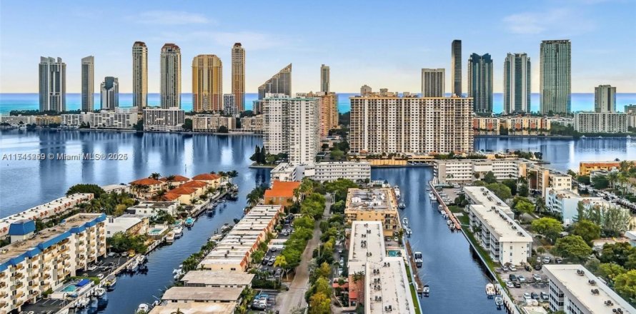 Condominio en North Miami Beach, Florida, 2 dormitorios  № 1981152