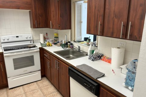 Condominio en alquiler en North Miami Beach, Florida, 2 dormitorios, 100.8 m2 № 1981152 - foto 11