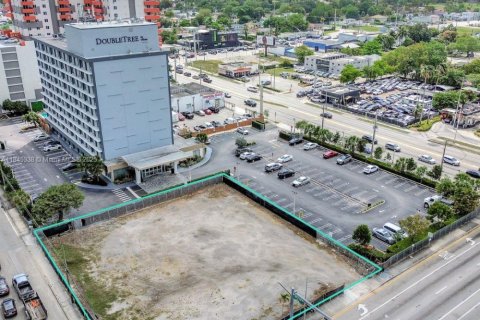 Propiedad comercial en venta en Miami, Florida № 1940538 - foto 3