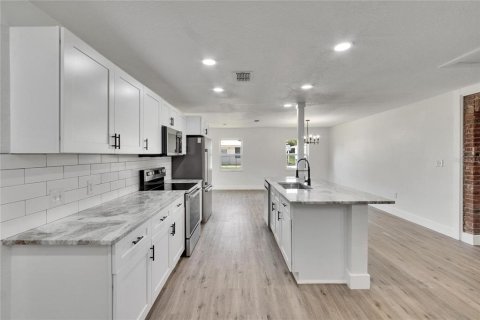 Купить виллу или дом в Плант-Сити, Флорида 7 комнат, 200.67м2, № 1791997 - фото 8