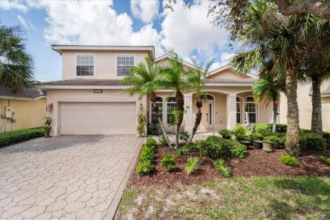 House in Fort Myers, Florida 4 bedrooms, 282.05 sq.m. № 1553984 - photo 1