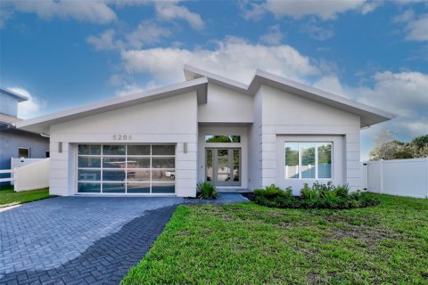 Villa ou maison à louer à Tampa, Floride: 4 chambres, 205.5 m2 № 1816145 - photo 1