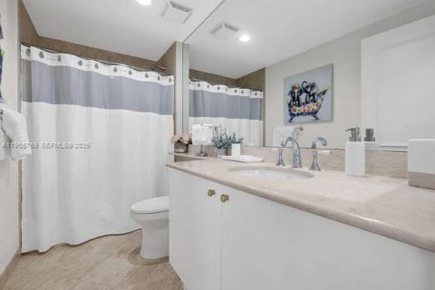 Condo in Key Biscayne, Florida, 3 bedrooms  № 1956287 - photo 23