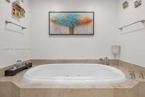 Condo in Key Biscayne, Florida, 3 bedrooms  № 1956287 - photo 22