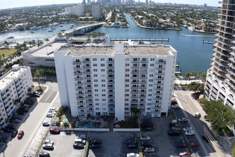 Снять в аренду кондоминиум в Форт-Лодердейл, Флорида 1 спальня, 60.11м2, № 1958557 - фото 15