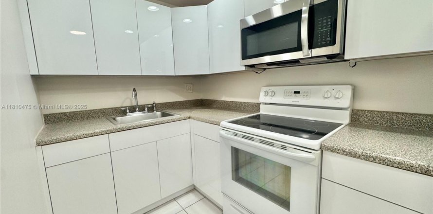 Кондоминиум с 1 спальней в Форт-Лодердейл, Флорида № 1958557