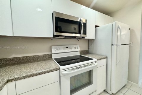 Снять в аренду кондоминиум в Форт-Лодердейл, Флорида 1 спальня, 60.11м2, № 1958557 - фото 2