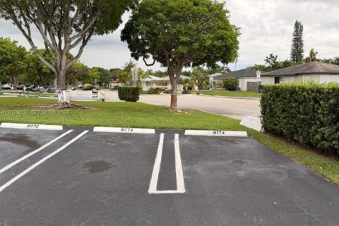 House in Cutler Bay, Florida 3 bedrooms, 118.91 sq.m. № 2086284 - photo 6