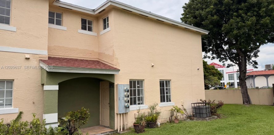 House in Cutler Bay, Florida 3 bedrooms, 118.91 sq.m. № 2086284