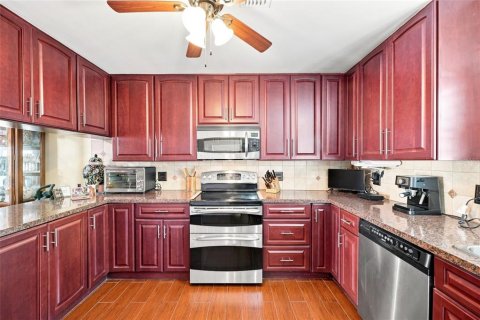 Townhouse in Dunedin, Florida 3 bedrooms, 141.95 sq.m. № 2308825 - photo 13