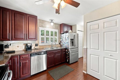 Townhouse in Dunedin, Florida 3 bedrooms, 141.95 sq.m. № 2308825 - photo 15