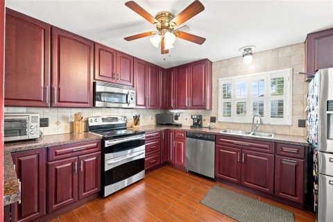 Townhouse in Dunedin, Florida 3 bedrooms, 141.95 sq.m. № 2308825 - photo 14