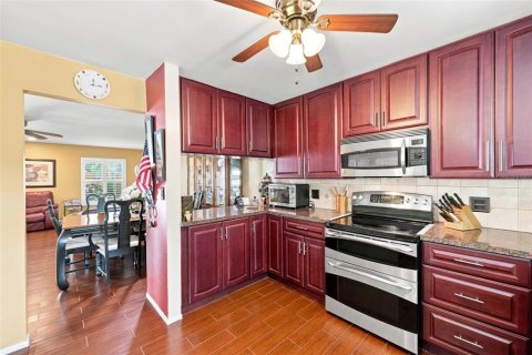 Townhouse in Dunedin, Florida 3 bedrooms, 141.95 sq.m. № 2308825 - photo 12