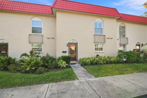 Townhouse in Dunedin, Florida 3 bedrooms, 141.95 sq.m. № 2308825 - photo 3