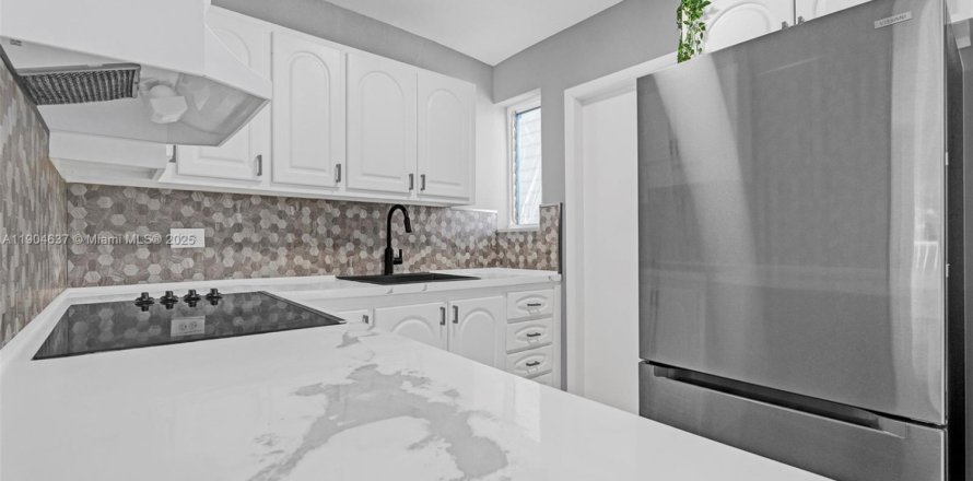 Condominio en Miami Beach, Florida, 1 dormitorio  № 1956503