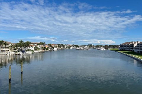 Condominio en alquiler en Saint Petersburg, Florida, 2 dormitorios, 131.46 m2 № 1849785 - foto 1