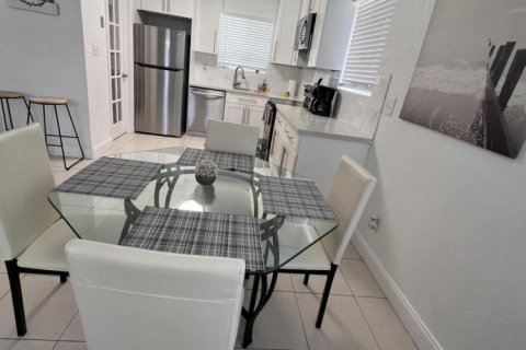 Propiedad comercial en alquiler en Dania Beach, Florida, 2 dormitorios, 94.39 m2 № 1207261 - foto 1