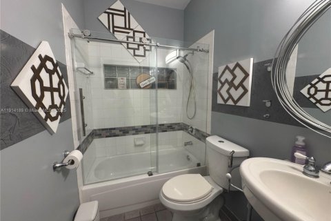 Купить виллу или дом в Холливуд, Флорида 3 спальни, 137.4м2, № 1971682 - фото 9