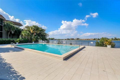 Copropriété à vendre à Miami, Floride: 2 chambres, 119.57 m2 № 2041850 - photo 19