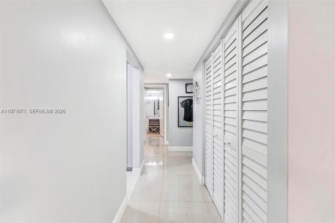 Copropriété à vendre à Miami, Floride: 2 chambres, 119.57 m2 № 2041850 - photo 12
