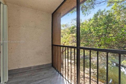 Condo in Weston, Florida, 2 bedrooms № 2030940 - photo 5