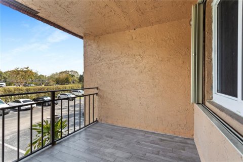 Condo in Weston, Florida, 2 bedrooms № 2030940 - photo 15