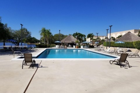 Condo in Weston, Florida, 2 bedrooms № 2030940 - photo 19