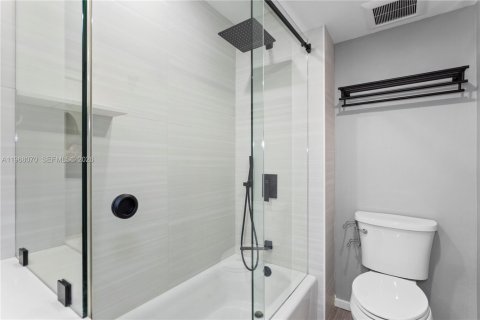 Condo in Weston, Florida, 2 bedrooms № 2030940 - photo 11