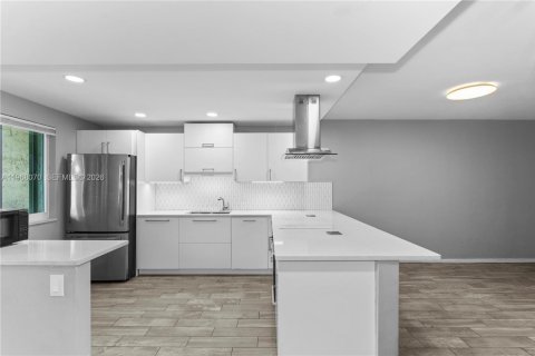 Condo in Weston, Florida, 2 bedrooms № 2030940 - photo 2