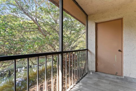 Condo in Weston, Florida, 2 bedrooms № 2030940 - photo 4