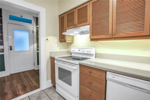 Condo in Sarasota, Florida, 1 bedroom  № 1747711 - photo 7