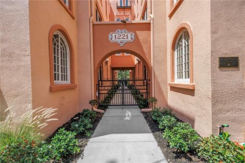 Condo in Sarasota, Florida, 1 bedroom  № 1747711 - photo 2