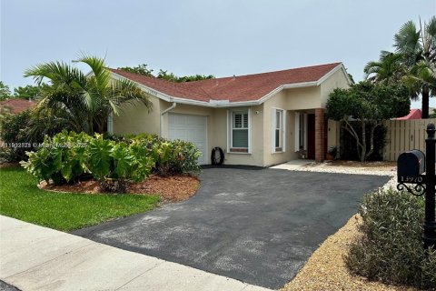 Villa ou maison à louer à Davie, Floride: 3 chambres, 112.32 m2 № 1957013 - photo 1