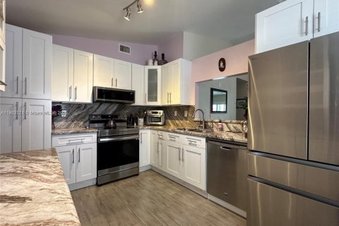 Villa ou maison à louer à Davie, Floride: 3 chambres, 112.32 m2 № 1957013 - photo 2