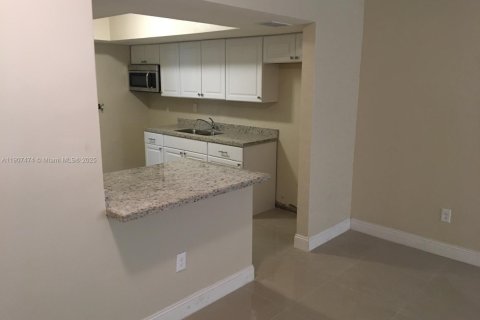 Villa ou maison à louer à Miami Gardens, Floride: 3 chambres, 341.97 m2 № 1967678 - photo 3