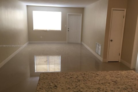 Villa ou maison à louer à Miami Gardens, Floride: 3 chambres, 341.97 m2 № 1967678 - photo 4