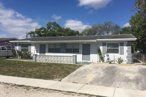 Villa ou maison à louer à Miami Gardens, Floride: 3 chambres, 341.97 m2 № 1967678 - photo 14