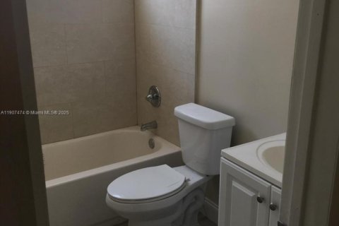 Villa ou maison à louer à Miami Gardens, Floride: 3 chambres, 341.97 m2 № 1967678 - photo 11