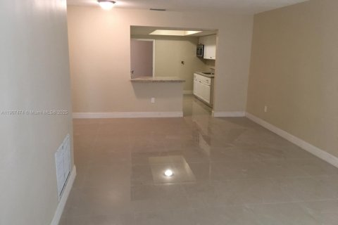 Villa ou maison à louer à Miami Gardens, Floride: 3 chambres, 341.97 m2 № 1967678 - photo 2