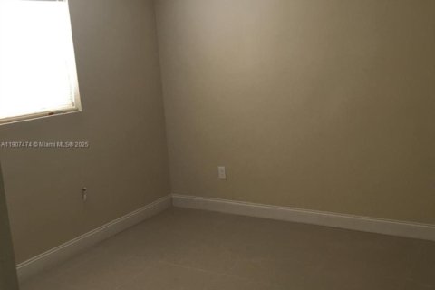 Villa ou maison à louer à Miami Gardens, Floride: 3 chambres, 341.97 m2 № 1967678 - photo 9