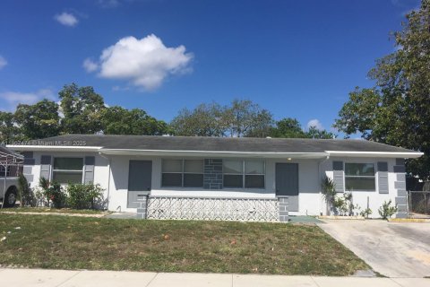 House in Miami Gardens, Florida 3 bedrooms, 341.97 sq.m. № 1967678