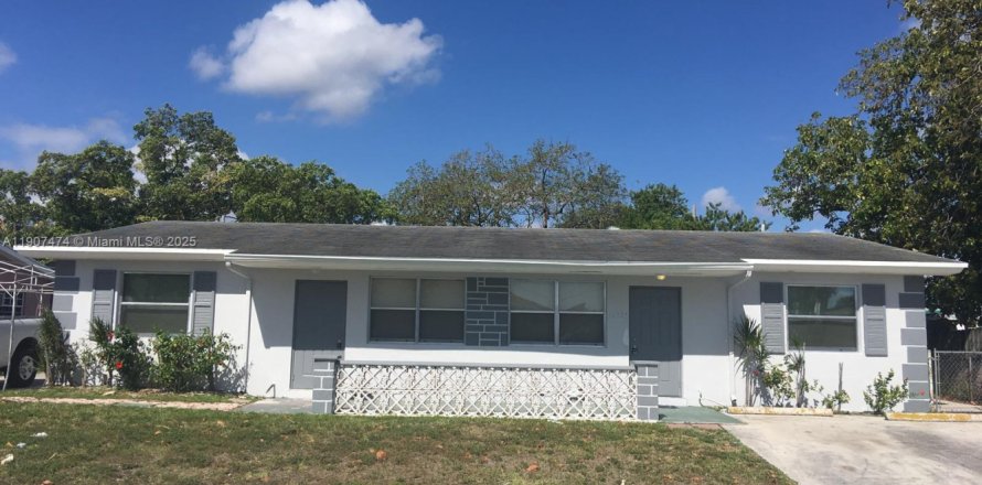Villa ou maison à Miami Gardens, Floride 3 chambres, 341.97 m2 № 1967678