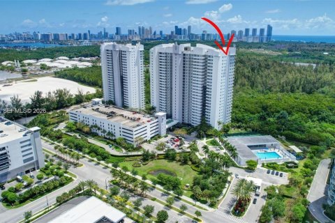 Кондоминиум с 3 спальнями в Норт-Майами, Флорида № 2048830