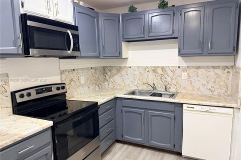 Villa ou maison à louer à Hollywood, Floride: 2 chambres, 85.47 m2 № 2040316 - photo 6