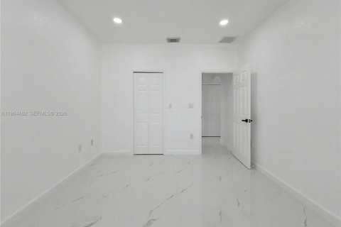 House in Miami, Florida 5 bedrooms, 288.28 sq.m. № 2026138 - photo 18