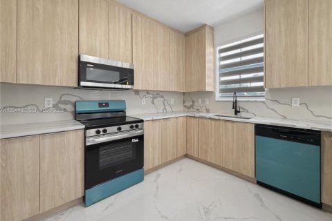 House in Miami, Florida 5 bedrooms, 288.28 sq.m. № 2026138 - photo 13