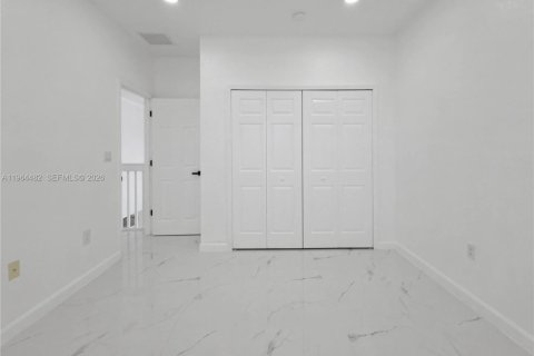 House in Miami, Florida 5 bedrooms, 288.28 sq.m. № 2026138 - photo 25