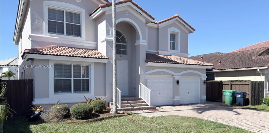 House in Miami, Florida 5 bedrooms, 288.28 sq.m. № 2026138