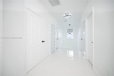 House in Miami, Florida 5 bedrooms, 288.28 sq.m. № 2026138 - photo 20